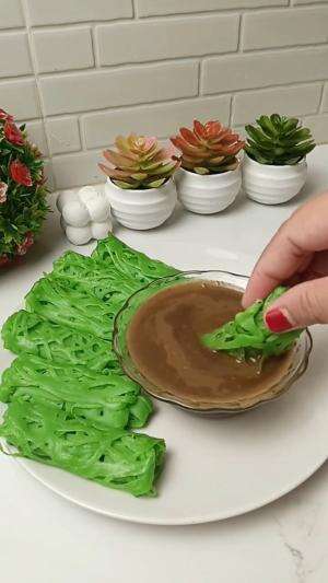 Baru pertama kali buat di sini namanya Kue Jaring laba-laba tapi ada juga yang bilang ini Kue Jala + kuah santan untuk cocolan. Ditempat kal