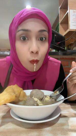 janjinya bakso ini bisa muncrat kejunya, gak taunya kok gini? 