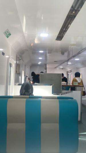 yuuk kita naik kereta, karena di dalam kereta begitu banya kisah perjalanan manusia 