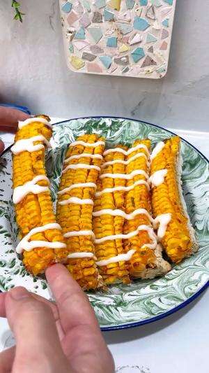 Keburu hujan, mau beli jagung bakar jadi mager keluar. Ternyata buat sendiri dirumah dengan bahan yang ada dikulkas bisa seenak ini 