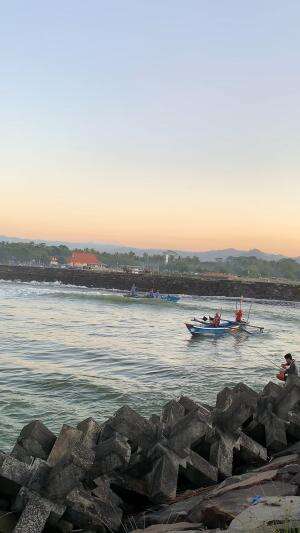 melihat aktivitas nelayan pangandaran di pagi hari