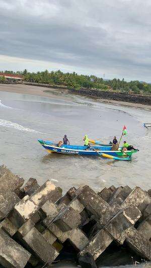 perjuangan nelayan untuk melewati muara cikidang yg sedang surut #skill #nelayan