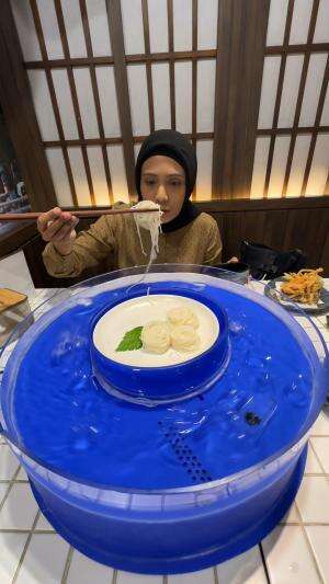 makan mie berputar pake es batu