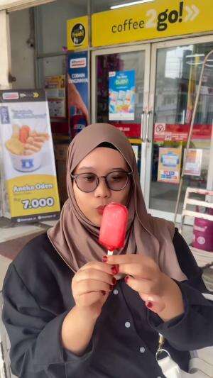 gini toh cara makan es krim goyang