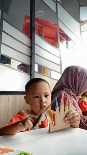 A day sekolah hari ini, belajar motorik jari guntingin kuku sendiri tanpa dibantuin mami🫶🏻