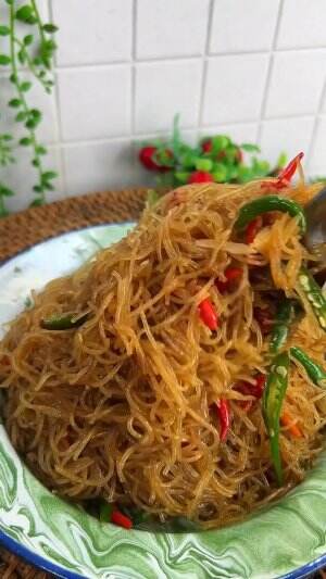 MENU MASAKAN RUMAHAN SIMPLE
“Bihun Goreng Cabe Iris”
#Cooking #inspiration #Menumasakanrumahan #Tips #Trik #Idejualan #ummuhusna
