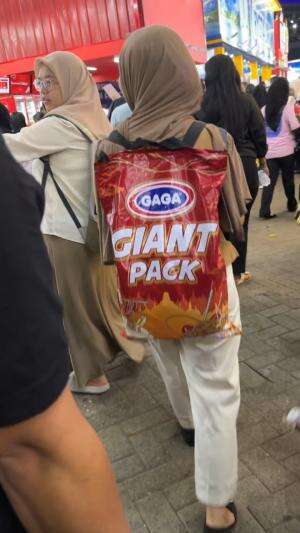 niat hati cuman pengen beli tas mie gaga ternyata dikasih mie gaga segunung