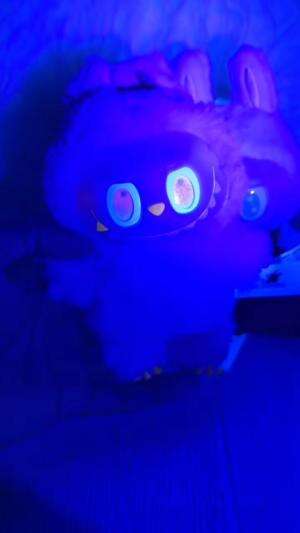 janjinya labubu v3 bisa glow in the dark, ternyata….