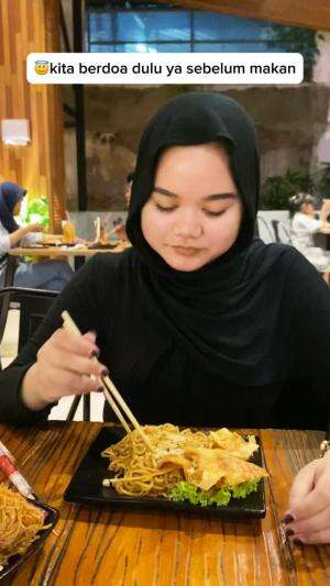 Cepet sekali dia makan kek ada orang mintak 