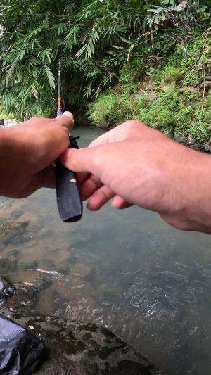 mancing di sungai arus deras