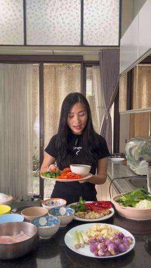 “Sate pedas manis berpadu sempurna dengan segarnya urap sayur – cita rasa Nusantara di setiap suapan 🌶️🥗”  #OnlineAuditionMCI13 #AUDISIMCIS1