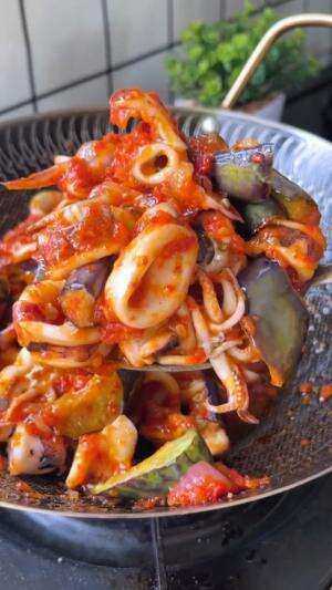 MENU MASAKAN RUMAHAN SIMPLE
“Cumi Terong Balado”
#Cooking #inspiration #Menumasakanrumahan #Tips #Trik #Idejualan #ummuhusna