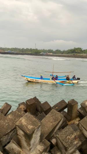 4 orang berangkat melaut pagi hari
