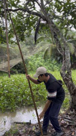 Setelah hujan cari ikan pakai alat hancau