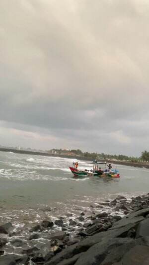 perahu nelayan melewati muara cikidang