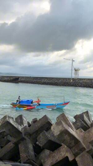 angin super kencang di pantai selatan #nelayan #badai #cuacaburuk