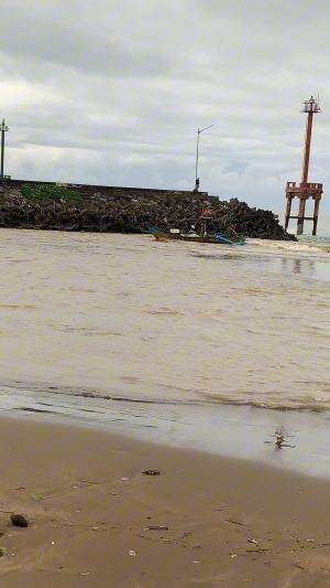 Nelayan Kesulitan Melewati Muara Cikidang Yg Sedang Surut