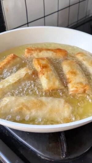 MENU MASAKAN RUMAHAN SIMPLE
“Lumpia Isi Ayam”
#Cooking #inspiration #Menumasakanrumahan #Tips #Trik #Idejualan #ummuhusna #short #hot
