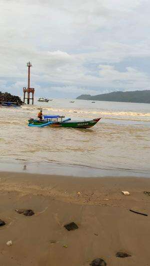 ketika air muara sedang surut 