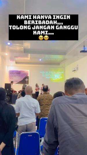 Kami hanya ingin beribadah dengan tenang dan damai,, kami tidak pernah memaksa orng untuk menjadi kristen,,, tolong jangan ganggu kami, apa 