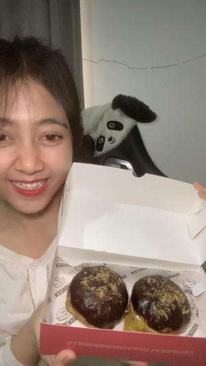 Donut pistachio kunafa dari doughzen,enak bgt manis gurihnya pas & lembut donatnya
