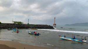 perahu nya didorong karena air muara sedang surut