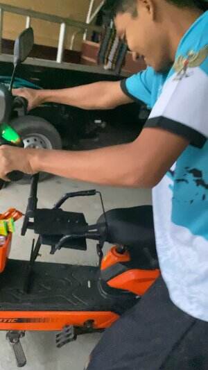 Pinjem sepeda buat jalan-jalan