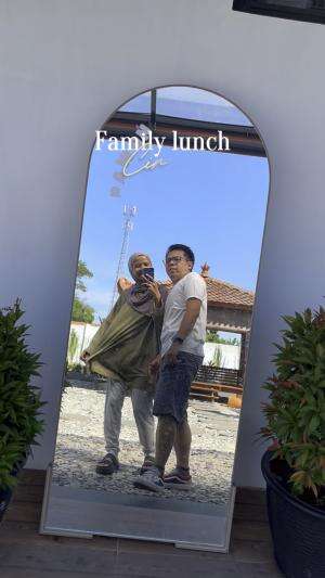 Family lunch tuh jadi moment tukar cerita bareng keluarga 😍 setuju ga ?  #familytime #lunch 