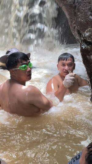 Berburu ikan pakai tangan kosong hasilnya bikin kaget