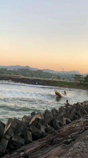 perahu kecil menerobos ombak #viral #nelayan #skills 