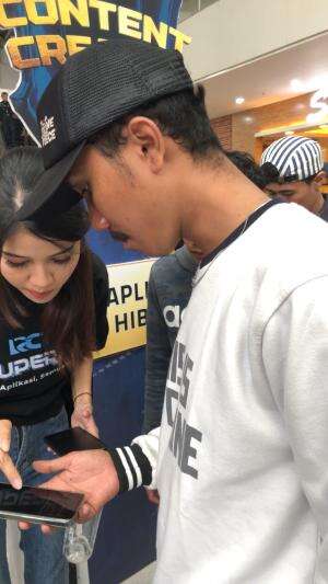 Nobar guys indo va japan di metland mall cileungsi