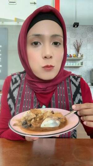 nikahan mewah kok makanannya gado-gado sih? 😒
