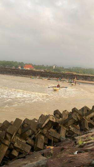Ngeri Lagi Badai Tetap Berangkat Melaut 