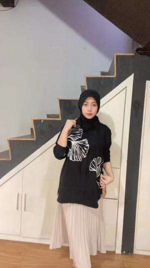 Ootd ziarah ke makam h+2 lebaran  #ootdhijabstyle  #Fashiondanmakeupalaliburan  #Biasanya pada ziarah kemana nih?  #outfit  #RCTIPlus  #HOTr