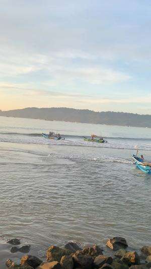 aktivitas melaut pagi hari nelayan pangandaran #nelayan #ombak #skills #trending