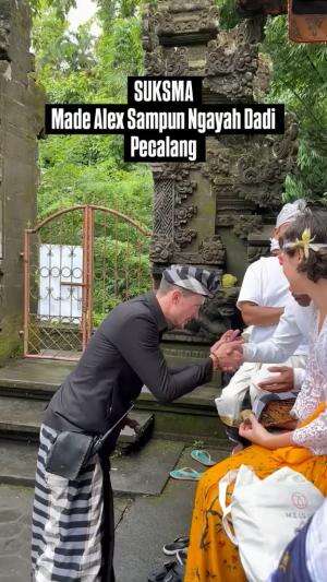 Pecalang adalah polisi adat Bali yang bertugas menjaga keamanan dan ketertiban di desa. Terimkasih sudah ikut menjaga ketertiban alex !