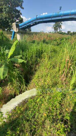 Wes gemrojok tenan iki lurr banyune.,, sopo sek meh adus ayo ndang mrene #kuli #kulibangunan #kerja #kerjakerja #kerjakeras #semangat #gigih