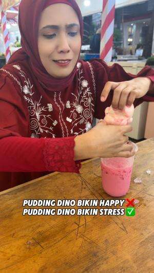 kecerobohan neng rarah ketika makan pudding dino 