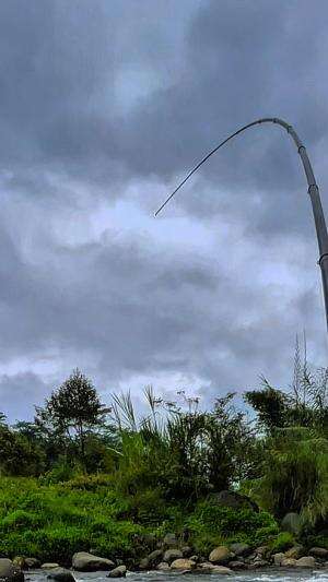 Kecanduan menarik ikan mancing setelah hujan ikan pada kelaparan