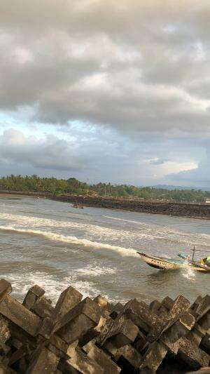 ombak muara cikidang sedang bersahabat dengan para nelayan