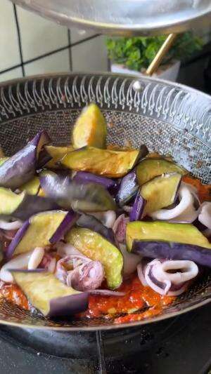 MENU MASAKAN RUMAHAN SIMPLE
“Cumi Terong Balado”
#Cooking #inspiration #Menumasakanrumahan #Tips #Trik #Idejualan #ummuhusna