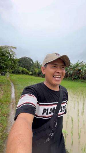 Orang-orang cari ikan sampai hujan hujan