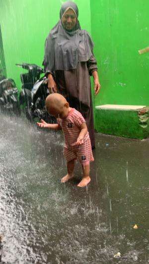 Bocil 14 bulan seneng bgt main ujan2an ? masyaallah tabarakallah ?