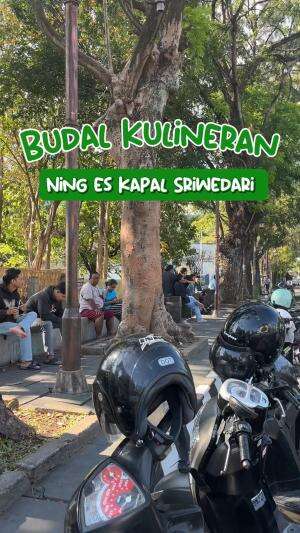 Segarnya es kapal di Sriwedari Solo! 🌞❄️ Minuman legendaris yang udah jadi favorit sejak dulu. Kombinasi es serut, sirup warna-warni, dan to