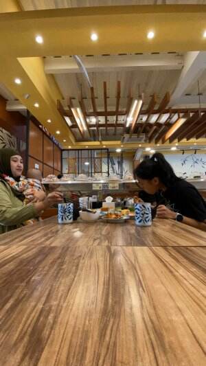 coba tebak aku lagi makan sushi dimana?kebetulan lagi ada promo AYCE nya juga.Btw apa sushi favorit kalian?