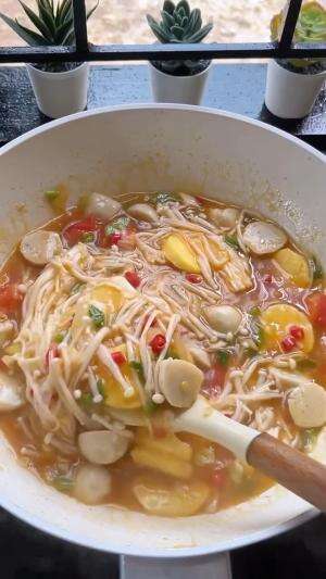 MENU MASAKAN RUMAHAN SIMPLE
“Kuah Pedas Tofu mix Jamur enoki”
#Cooking #inspiration #Menumasakanrumahan #Tips #Trik #Idejualan #ummuhusna