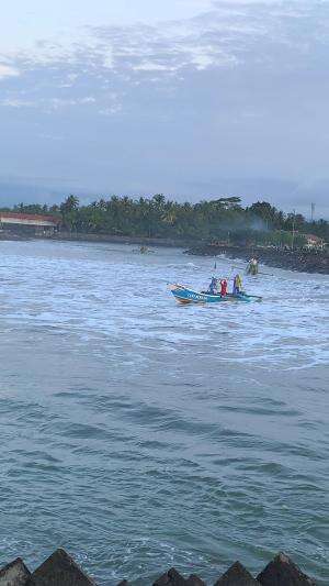 Melihat Aktivitas Para Nelayan Pantai Selatan Di Pagi Hari