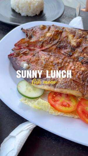 Makanan wajib di Lombok ya ikan bakar ! Fresh banget gak ada lawan 🤤  #lunch #pantai #LOMBOK  #honeymoonbeach 
