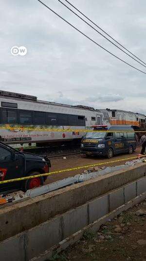 Tabrakan kereta #DWnesia