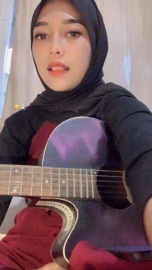 IDOL_XIII NURUL_FAUZIAH 22TAHUH BANDUNG BERNARYA UNTUNGNYA HIDUP HARUS TETAP BERJALAN